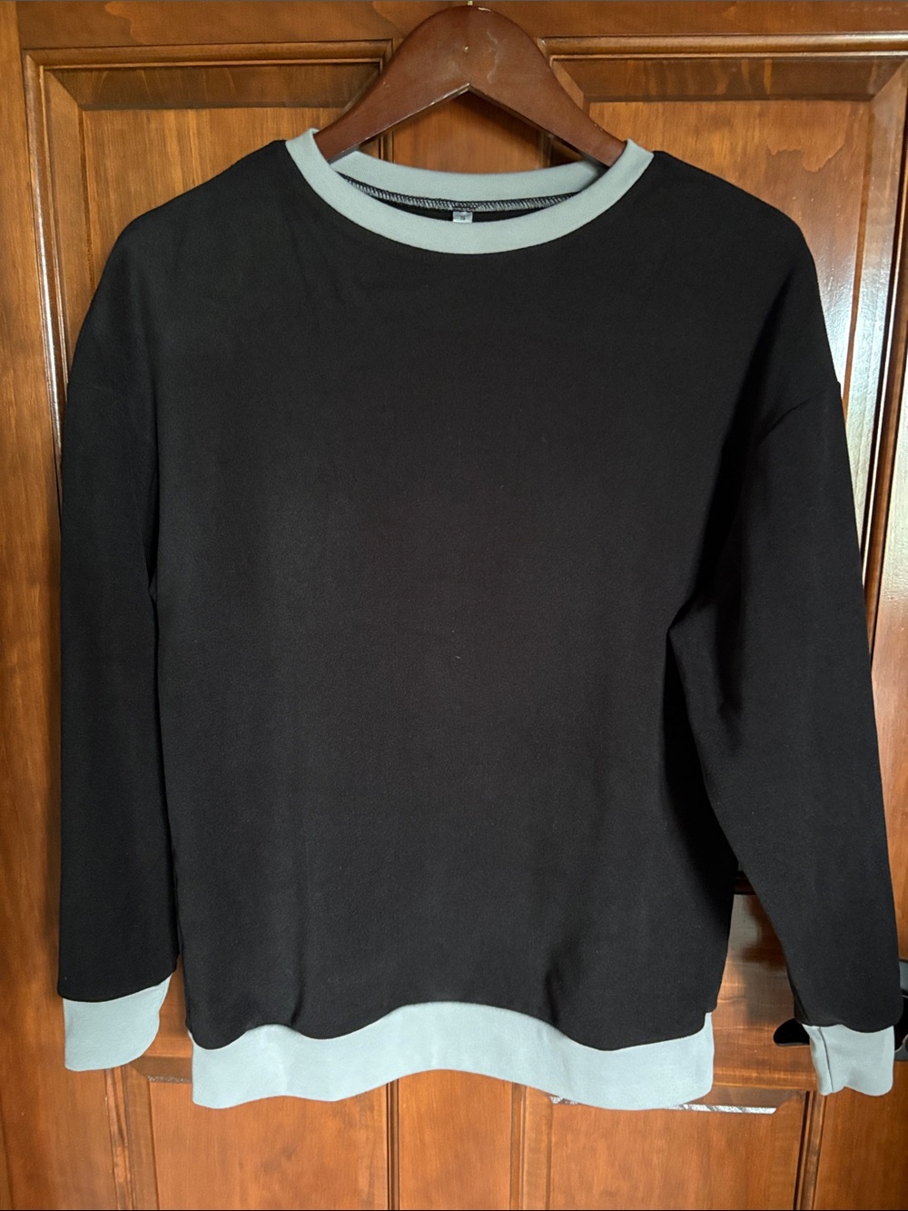 Casual Velour Black w/ Light Gray Trim Pullover Sweatshirt — Women's Small